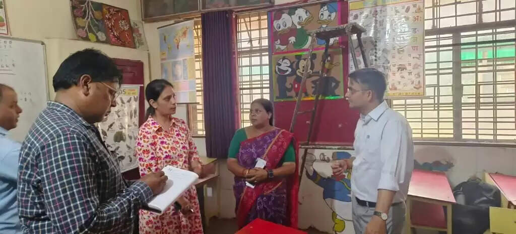 Varanasi DM : जिलाधिकारी ने रामनगर स्थित राजकीय बाल गृह और बालिका गृह का किया निरीक्षण