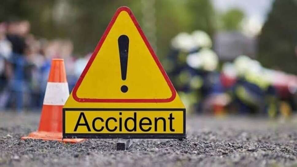 Road Accident : हापुड़ में रॉन्ग साइड से आ रहे कैंटर ने बाइक को मारी टक्कर, चार बच्चों समेत पांच की मौत