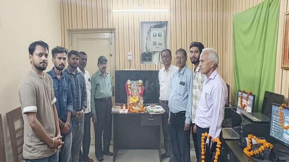 Vishwakarma Puja 2025: Benaras Global Times में धूमधाम से मना विश्वकर्मा पूजा, आदिशिल्पी का हुआ पूजन