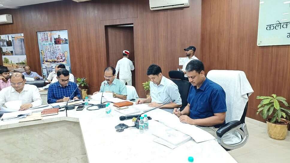 Ghazipur : जनसमस्याओं के समाधान में लापरवाही बर्दाश्त नहीं, मंडलायुक्त ने अधिकारियों को दिए सख्त निर्देश