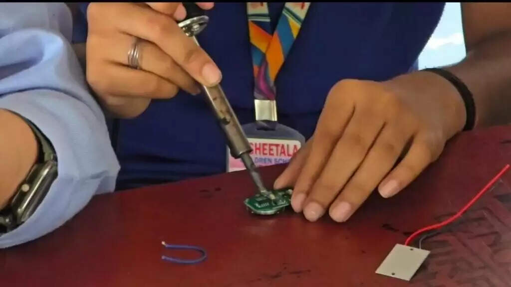 मनचलों को सबक सिखाएगी 'Modi Ring', काशी की छात्राओं ने बनाई ये कमाल की डिवाइस