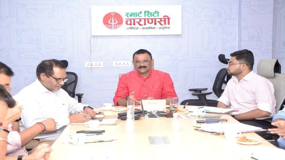 Varanasi : महापौर ने अधिकारियों संग की समीक्षा बैठक, शहर से अतिक्रमण हटाने के दिए सख्त निर्देश