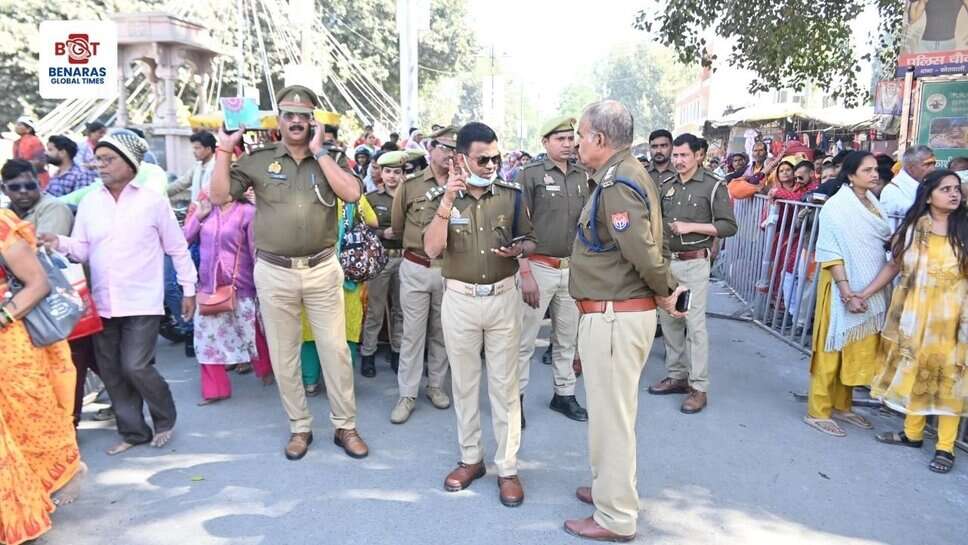 वाराणसी में श्रद्धालुओं की भीड़ नियंत्रण और सुरक्षा व्यवस्था की समीक्षा, अपर पुलिस आयुक्त ने किया निरीक्षण