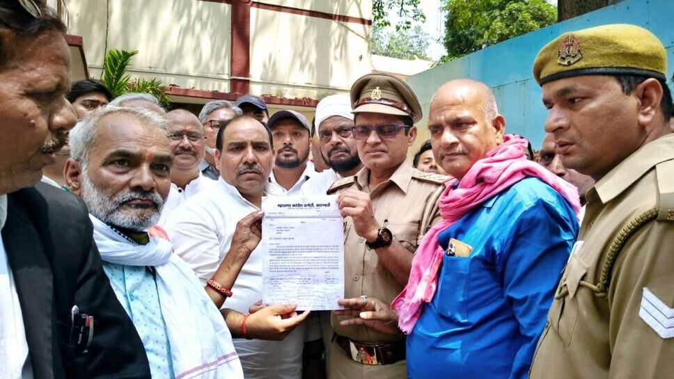 Varanasi : निजी विद्यालयों की मनमानी फीस के खिलाफ कांग्रेस का प्रदर्शन, राज्यपाल को भेजा 6 सूत्रीय ज्ञापन