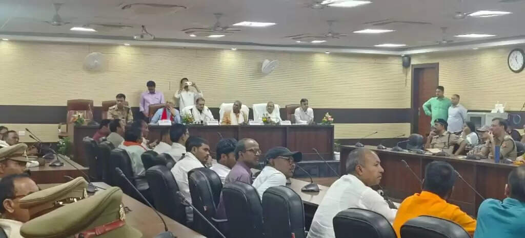 Varanasi : दैवीय आपदा प्रबंधन जांच समिति की बैठक संपन्न, बरसात से पहले जन-जागरुकता अभियान चलाने के निर्देश