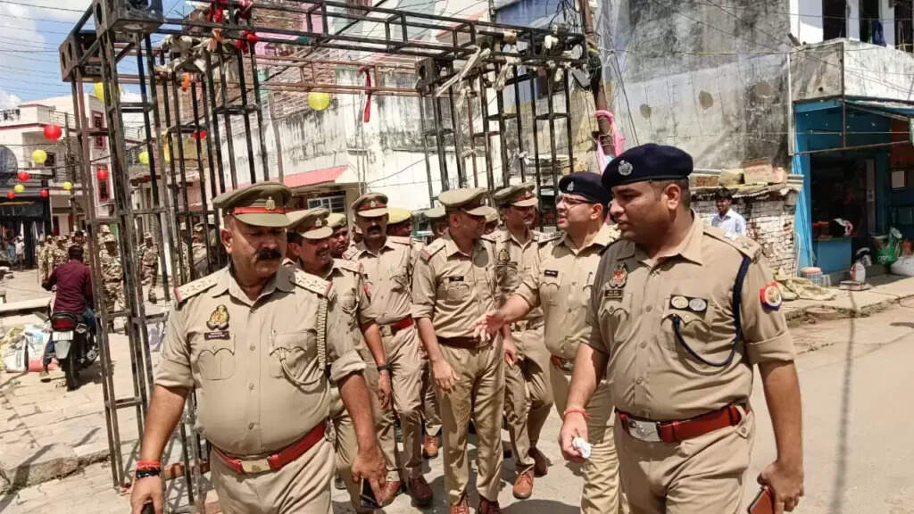 Varanasi Police: जुमे की नमाज को लेकर अलर्ट, कमिश्नरेट पुलिस ने काशी में किया फ्लैग मार्च