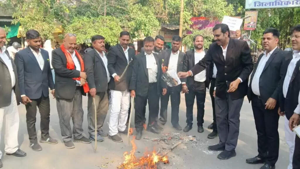 District Court : वाराणसी में अधिवक्ताओं ने फूंका ममता बनर्जी का पुतला, बंगाल में हिंदुओं पर हो रहे अत्याचार का जताया विरोध