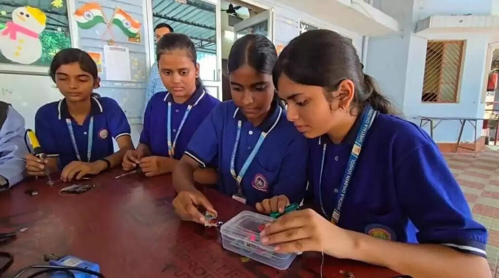 मनचलों को सबक सिखाएगी 'Modi Ring', काशी की छात्राओं ने बनाई ये कमाल की डिवाइस