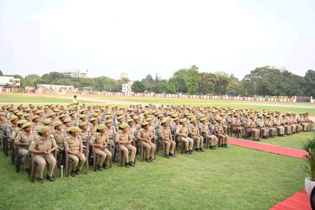 Varanasi Police Commissioner ने महिला मुख्य आरक्षियों से किया संवाद, मिशन-शक्ति, महिला हेल्प डेस्क, जीरो FIR की दी जानकारी