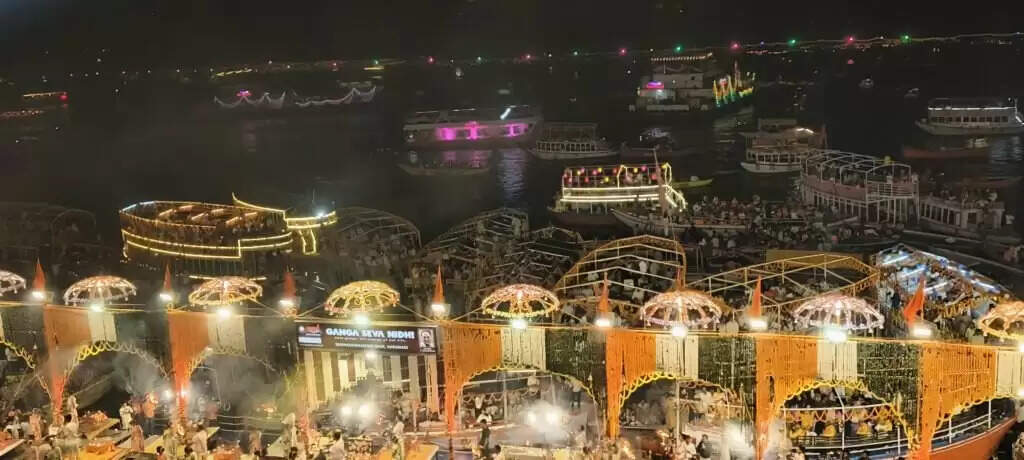 Dev Deepawali 2024 : लाखों दीपों से टिमटिमाएं गंगा तट, उपराष्ट्रपति और सीएम योगी ने देखी देव दीपावली की अद्भुत छटा