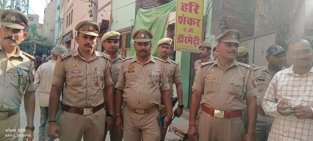 Varanasi Police: गैंगरेप घटना के बाद पुलिस का सघन चेकिंग अभियान, स्पा पार्लर और गेस्ट हाउस पर कड़ी नजर