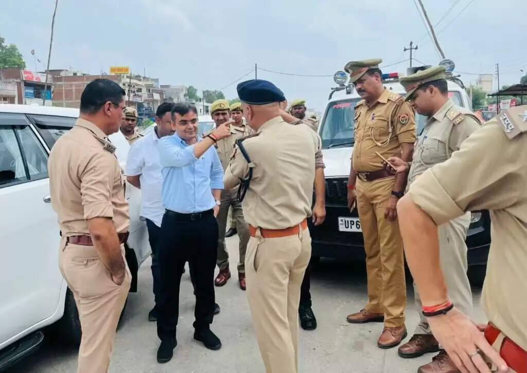 Varanasi : DM ने किया मोडेला तिराहा से मोहनसराय तक के कावड़ मार्गों का निरीक्षण, व्यवस्थाओं को परखा