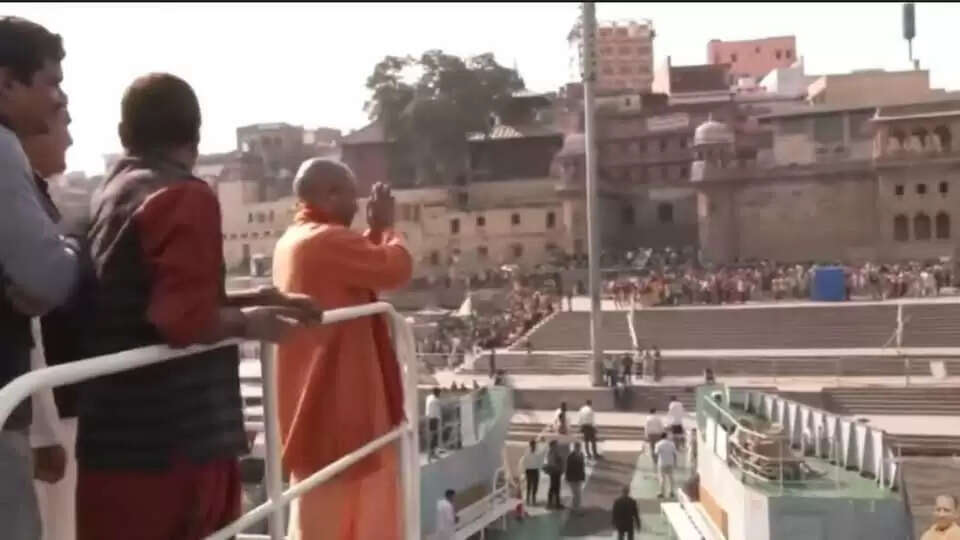 सीएम योगी आदित्यनाथ ने वाराणसी में किया हवाई सर्वेक्षण, बाबा विश्वनाथ धाम में पूजा अर्चना