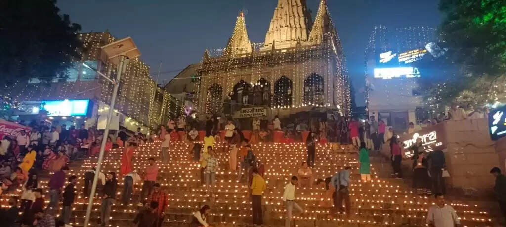 Dev Deepawali 2024 : लाखों दीपों से टिमटिमाएं गंगा तट, उपराष्ट्रपति और सीएम योगी ने देखी देव दीपावली की अद्भुत छटा