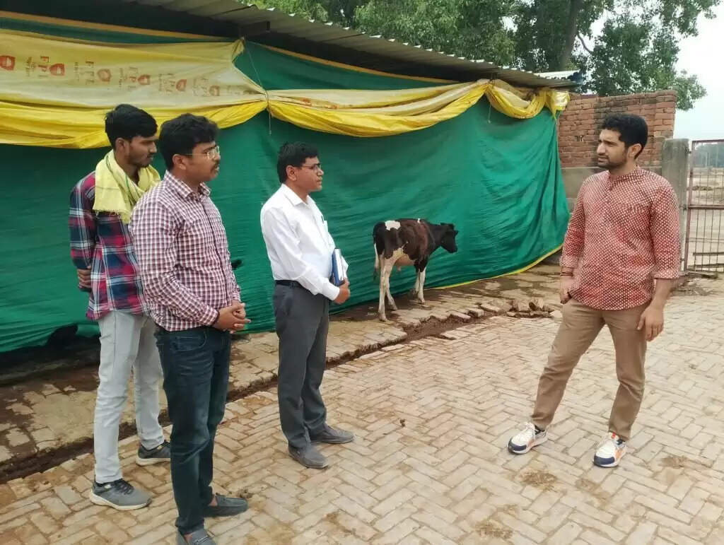 CDO Varanasi : आयर गौशाला का सीडीओ ने किया औचक निरीक्षण, लापरवाही पर दी सख्त चेतावनी