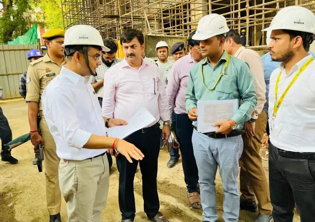 Varanasi DM : जिलाधिकारी ने बीएचयू में निर्माणाधीन परियोजनाओं का किया औचक निरीक्षण