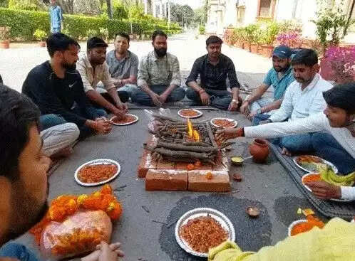 BHU: धरने पर बैठे छात्रों ने छोड़ा अन्न-जल, केंद्रीय कार्यालय के मुख्यद्वार पर किया शुद्धि-यज्ञ