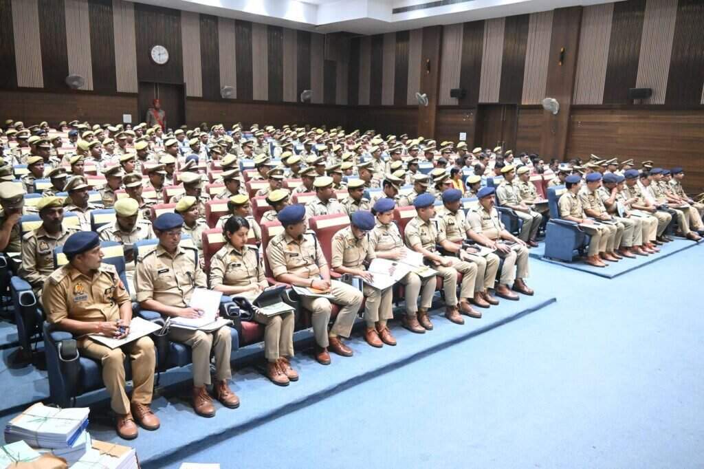 Varanasi Police Suspension: रात्रिकालीन गश्त में लापरवाही पर 11 दरोगा और 5 पुलिसकर्मी निलंबित