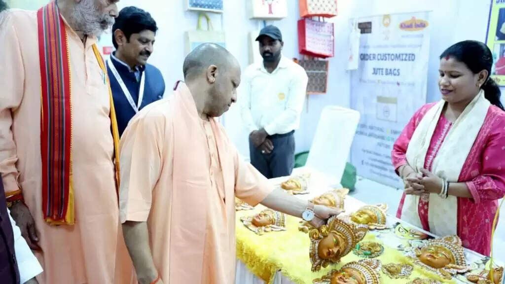 UP: युवाओं को न्यूनतम वेतन की गारंटी, CM योगी ने किया रोजगार महाकुंभ 2025 का शुभारंभ