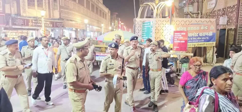 Varanasi Police : अपर पुलिस आयुक्त डॉ. एस. चन्नप्पा ने किया काशी विश्वनाथ मंदिर व घाटों का निरीक्षण,ड्रोन से गंगा आरती की निगरानी, अतिक्रमण हटाने के निर्देश