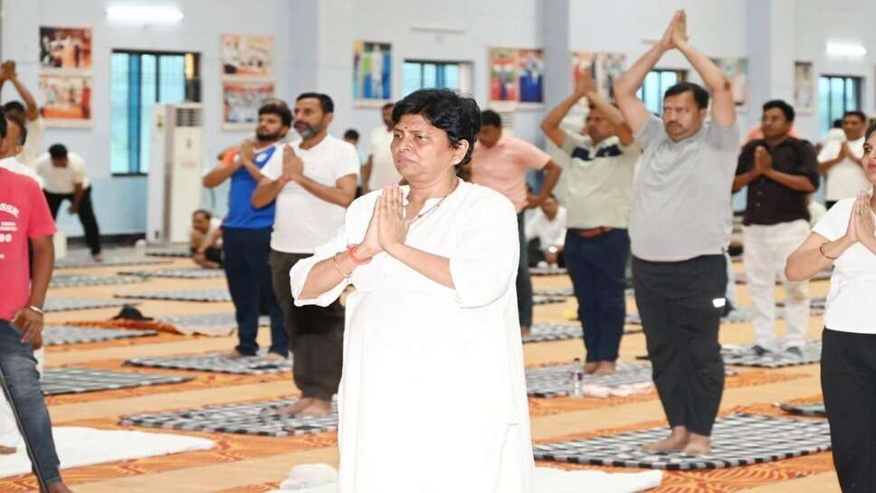 World Yoga Day : पूर्वांचल विश्वविद्यालय में 'एक पृथ्वी, एक स्वास्थ्य' के संकल्प संग मना अंतरराष्ट्रीय योग दिवस