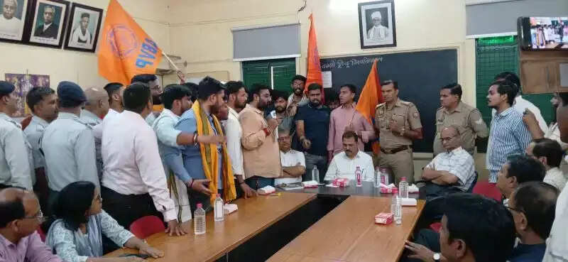 BHU : हिन्दी विभाग में पीएचडी प्रवेश को लेकर विवाद गहराया, छात्रों ने किया विभागाध्यक्ष का घेराव