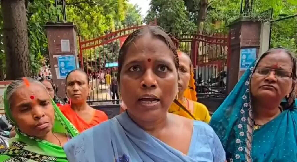 Varanasi : नाव बांधने को लेकर दो पक्ष आपस में भिड़े, पीड़ित परिवार ने पुलिस कमिश्नर से लगाई न्याय की गुहार