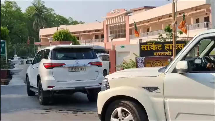 CM Yogi : वाराणसी पहुंचे मुख्यमंत्री योगी आदित्यनाथ, बुद्ध पूर्णिमा कार्यक्रम में होंगे शामिल, करेंगे विकास कार्यों की समीक्षा