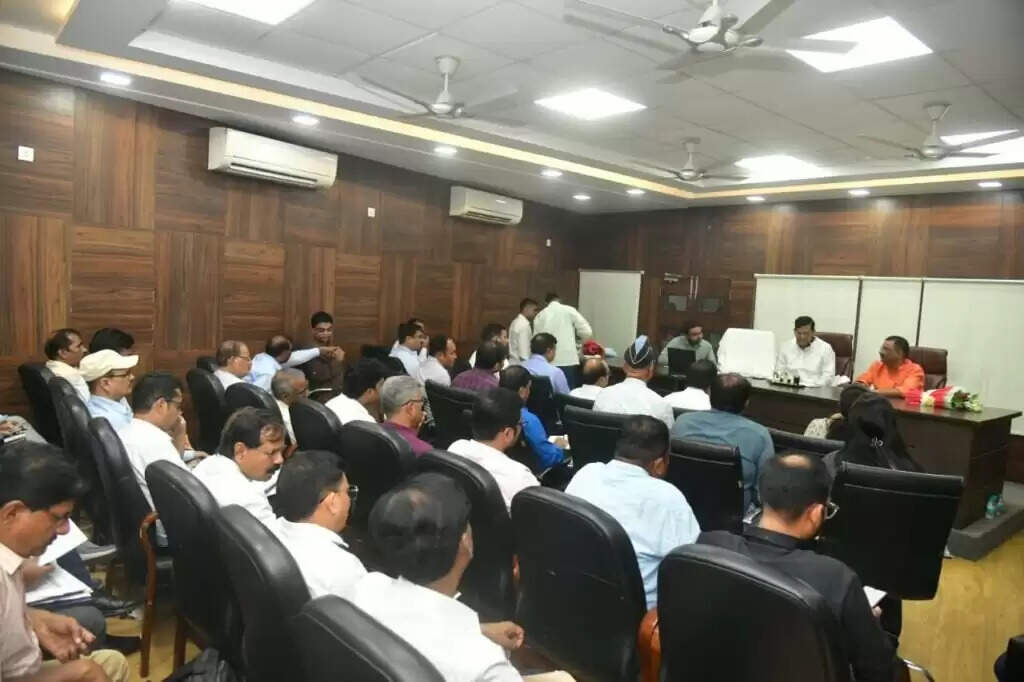 Energy Minister A.K. Sharma ने की समीक्षा बैठक — खुले ट्रांसफॉर्मर और लटके तारों पर जताई नाराजगी, अधिकारियों को दिए सख्त निर्देश