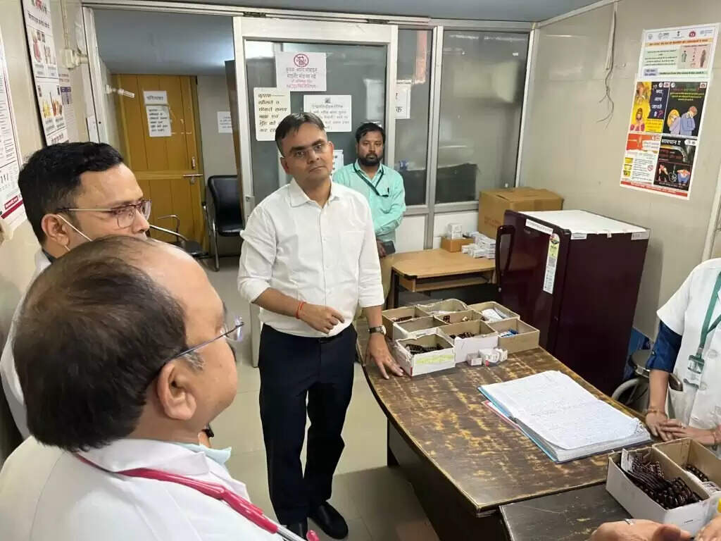 DM Satyendra Kumar ने जिला अस्पताल का किया औचक निरीक्षण, व्यवस्थाओं में सुधार के दिए निर्देश