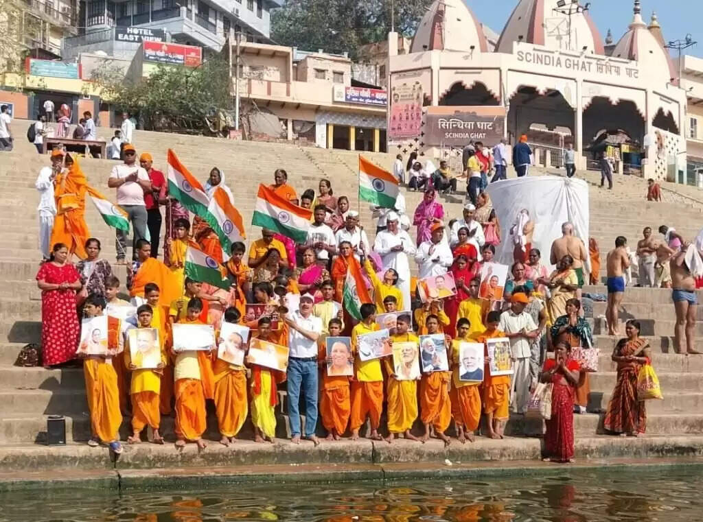 Varanasi : योगी सरकार के 8 वर्ष पूर होने पर बटुकों ने उतारी मां गंगा की आरती