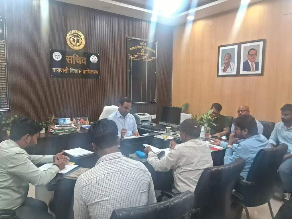 VDA जोन-5 की लापरवाही पर भड़के विकास प्राधिकरण सचिव, कारण बताओ नोटिस जारी, सितंबर माह का वेतन रोका गया