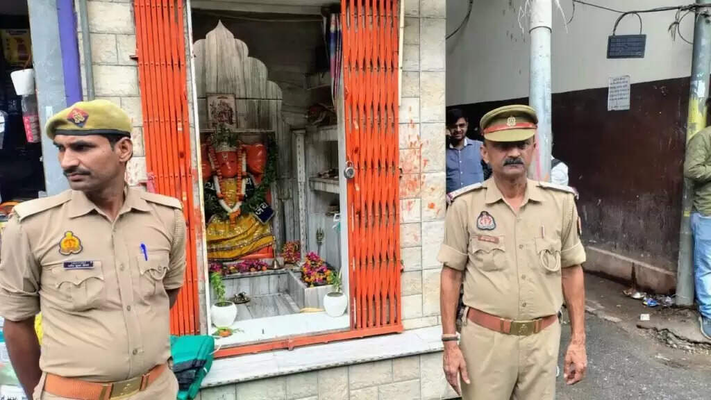 Varanasi : हनुमान चालीसा पढ़ने से रोका तो हिंदू संगठनों ने बीच सड़क किया पाठ, बोले- जब मस्जिद और मजारों पर...