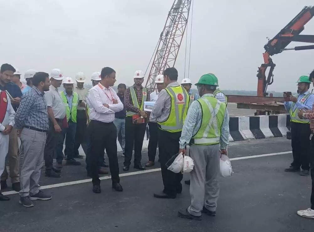 Varanasi : नव निर्मित गंगा ब्रिज का मंडलायुक्त ने किया औचक निरीक्षण, अफसरों को दिए काम शीघ्र पूर्ण कराने के दिए निर्देश