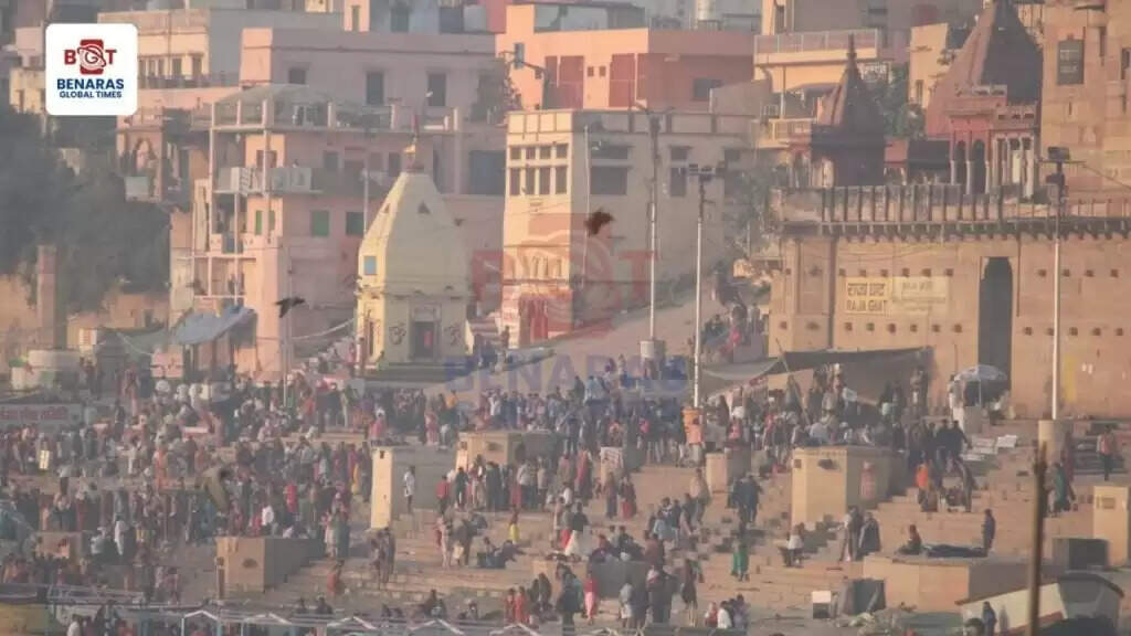 काशी में माघी पूर्णिमा पर गंगा में डुबकी के बाद बाबा विश्वनाथ के दर्शन के लिए उमड़ी भीड़
