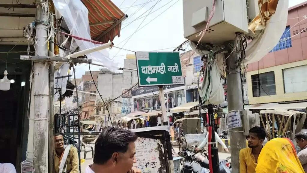 Varanasi : दालमंडी में चौड़ीकरण के लिए 189 मकान-दुकानों पर मापी के लिए लगा लाल निशान, बनेगी वाराणसी की 'मॉडल सड़क'