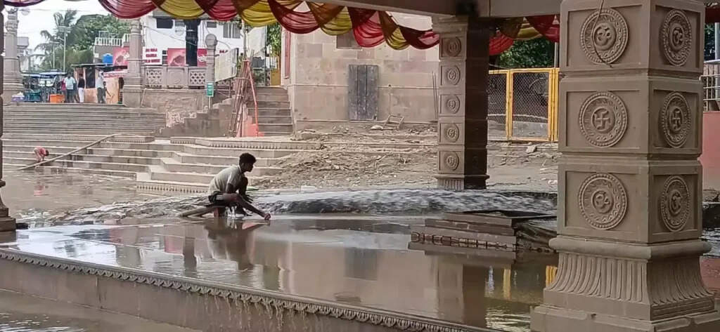 Ganga घाटों पर तेजी से चल रहा सफाई अभियान, बाढ़ के बाद फिर लौट रहा घाटों का स्वरूप