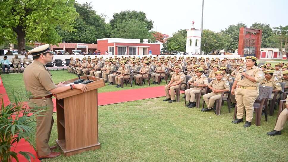 Varanasi Police Commissioner ने महिला मुख्य आरक्षियों से किया संवाद, मिशन-शक्ति, महिला हेल्प डेस्क, जीरो FIR की दी जानकारी