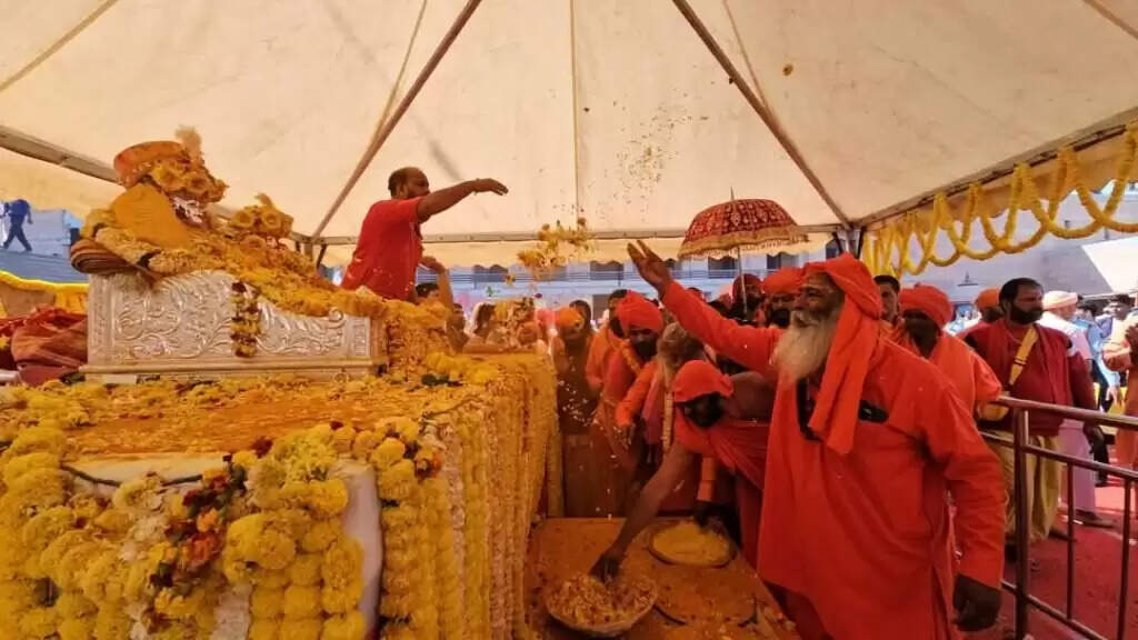 Rangbhari Ekadashi Kashi : बाबा विश्वनाथ-मां गौरा की चल प्रतिमा का पूजन, हल्दी उत्सव में उमड़ा जनसैलाब