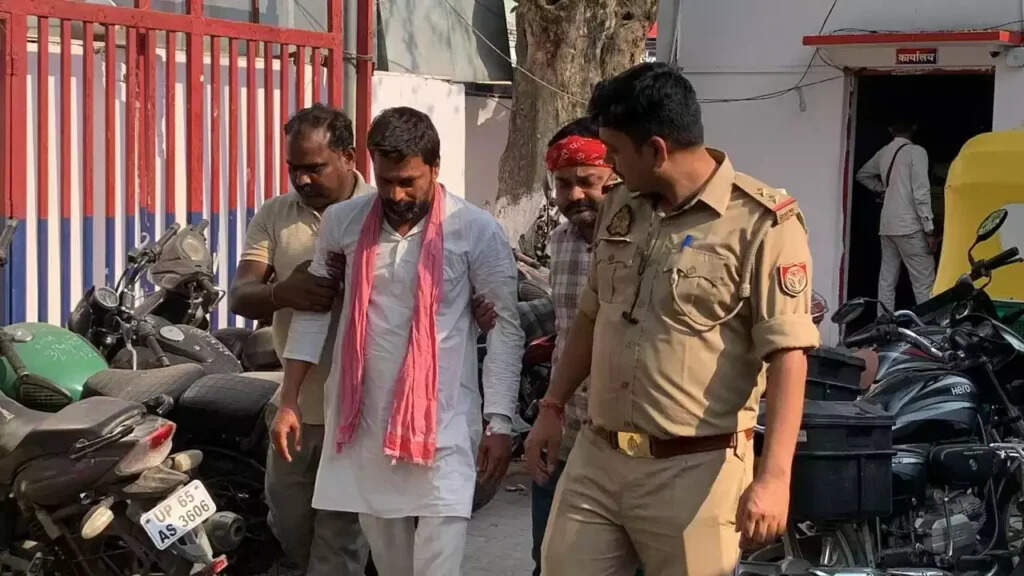 Varanasi Police : काशी विद्यापीठ क्षेत्र में करणी सेना समर्थक पर हमले के आरोपी ‘बनारस वाले मिश्रा जी’ गिरफ्तार