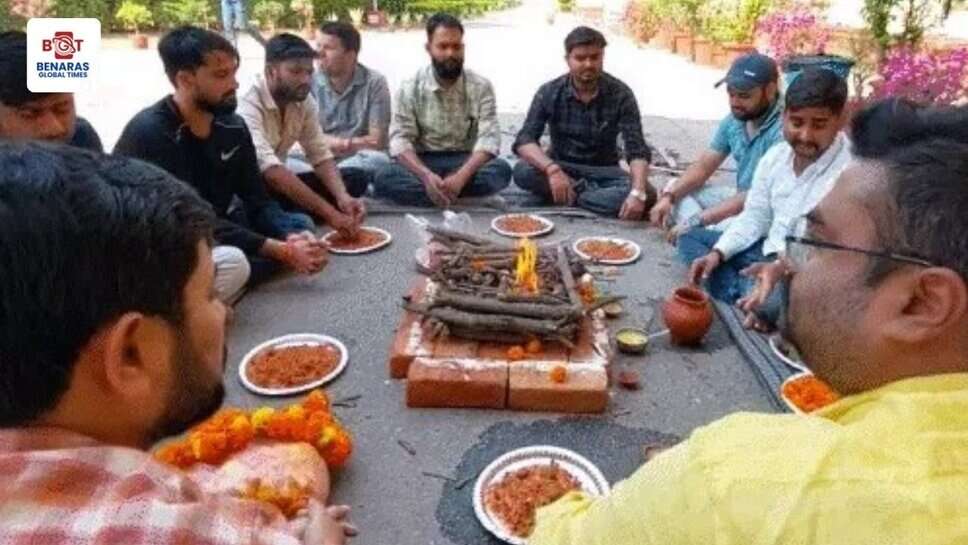 BHU: धरने पर बैठे छात्रों ने छोड़ा अन्न-जल, केंद्रीय कार्यालय के मुख्यद्वार पर किया शुद्धि-यज्ञ
