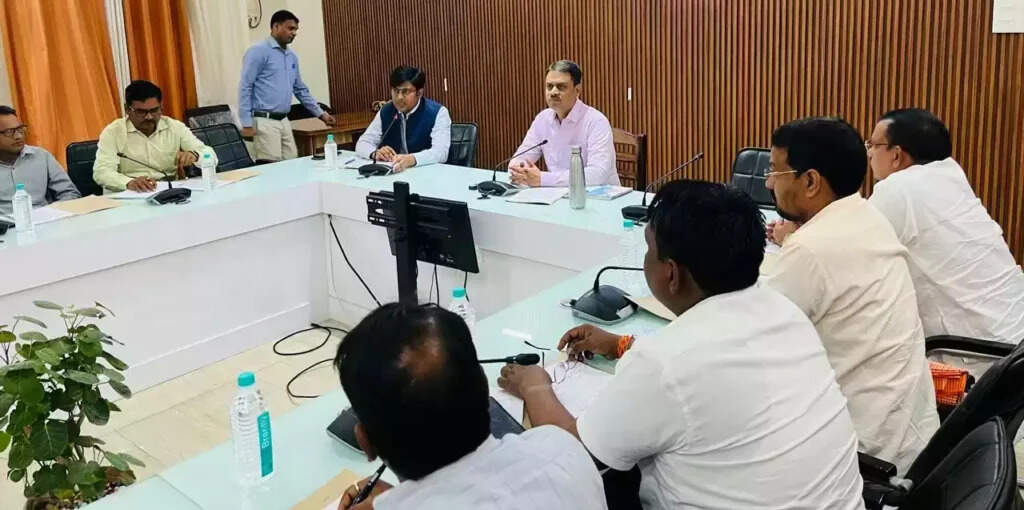 Varanasi Voter List 2025 : डीएम एस. राजलिंगम ने पारदर्शी चुनाव के लिए की अहम बैठक