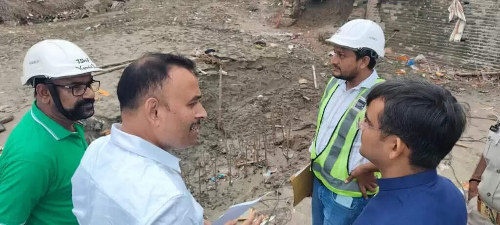 DM ने हरिश्चंद्र घाट का किया निरीक्षण, सिल्ट हटाने और स्वच्छता पर दिए निर्देश