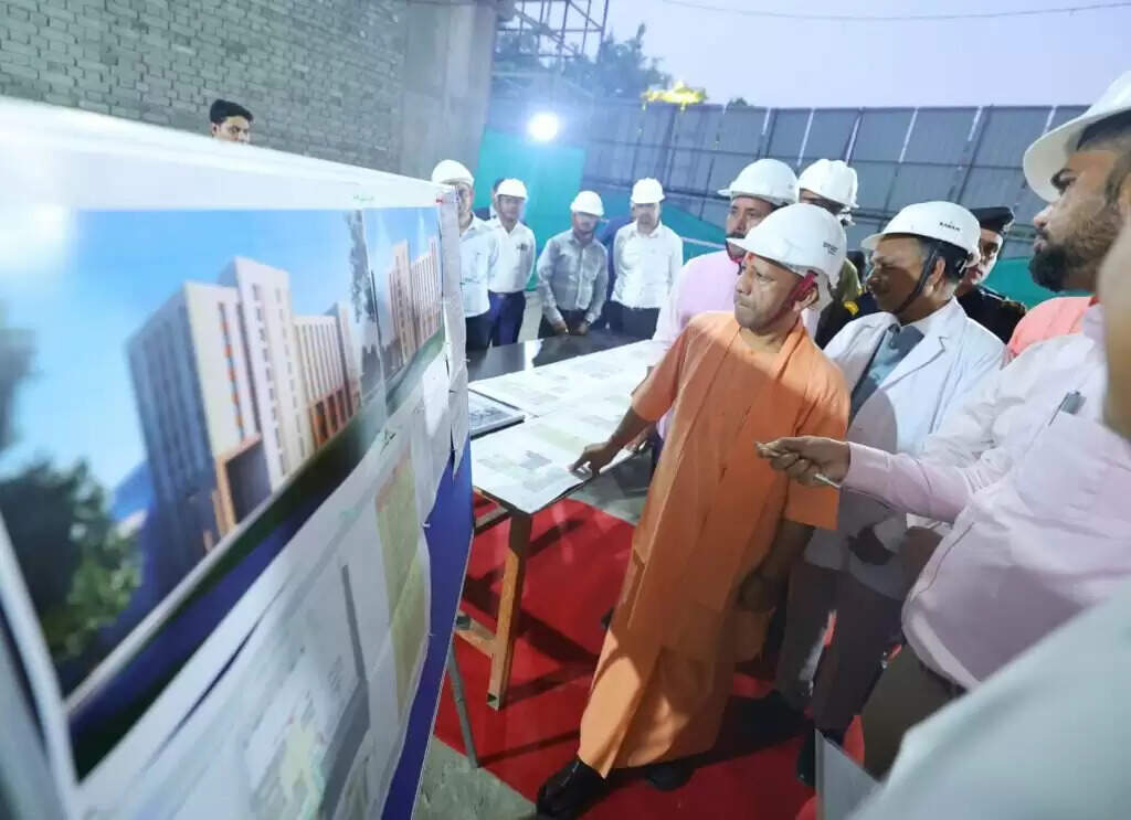 वाराणसी में CM Yogi की उच्चस्तरीय समीक्षा बैठक, विकास परियोजनाओं में तेजी और कानून व्यवस्था पर विशेष जोर