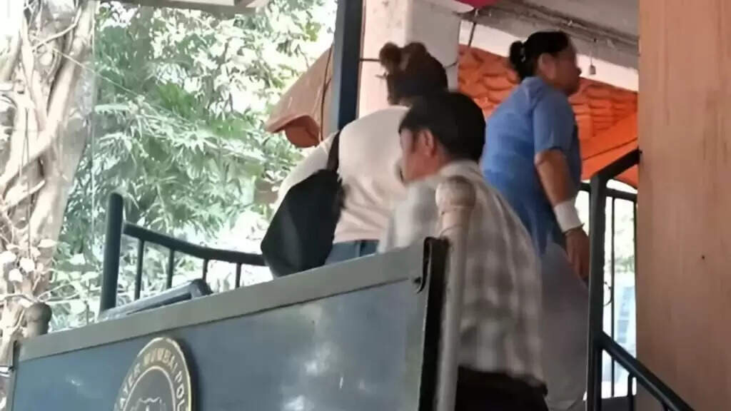 सैफ अली खान पर जानलेवा हमला: आरोपी की पहचान, पुलिस की 15 टीमें जांच में जुटीं