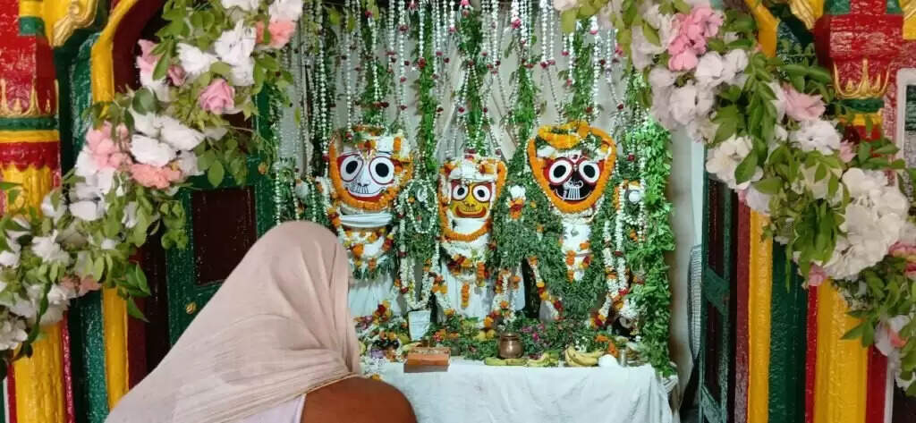 Varanasi : 15 दिनों बाद स्वस्थ हुए भगवान जगन्नाथ, भक्तों को दर्शन के लिए खुले कपाट