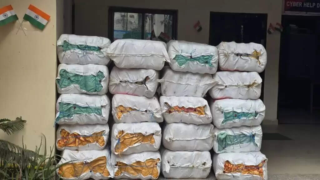 वाराणसी में 2.5 करोड़ का अवैध गांजा बरामद, प्रयागराज के दो तस्कर गिरफ्तार