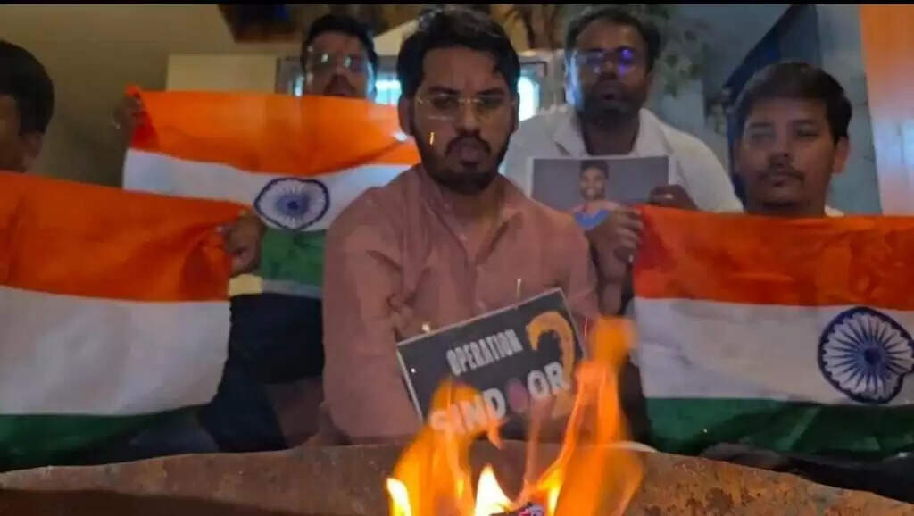 Chak De India : भारत-पाक फाइनल से पहले काशी में टीम इंडिया की जीत के लिए हवन, छात्रों ने अनोखे अंदाज में बढ़ाया हौसला