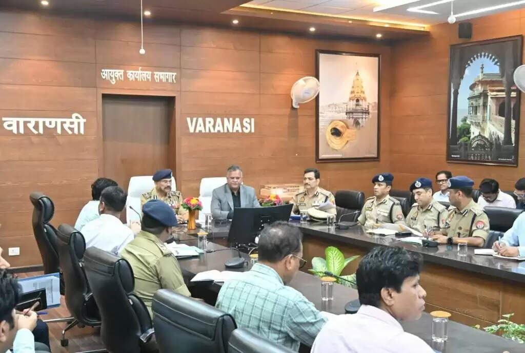 PM Modi के वाराणसी आगमन की तैयारियों का जायजा लेने पहुंचे DGP-UP, अफसरों को दिया आदेश- सुरक्षा व्यवस्था में न हो कोई चूक