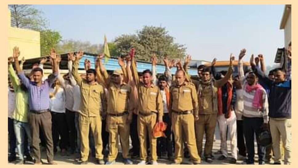 Varanasi: वेतन न मिलने से इलेक्ट्रिक बस चालकों की हड़ताल, ठप हुआ बस संचालन
